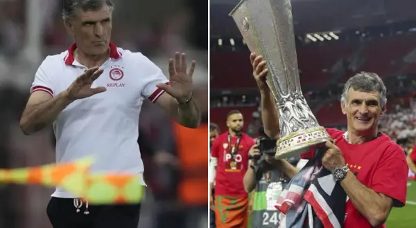 Mendilibar celebra la Europa League con el trofeo. El entrenador, con su equipo, levanta el trofeo de la Europa League.