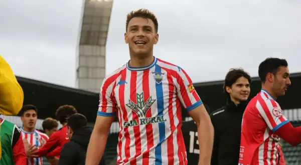 Jugador sonriente con camiseta a rayas rojas y blancas, parte del equipo de regional preferente castilla y león grupo 1.