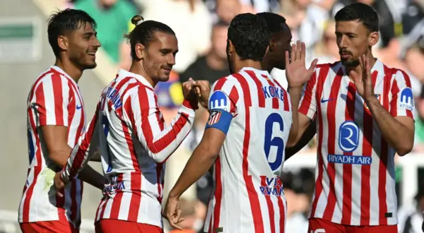 Jugadores del Atlético de Madrid celebran un gol. En primer plano, Griezmann choca el puño con Koke, ambos con la camiseta rojiblanca.