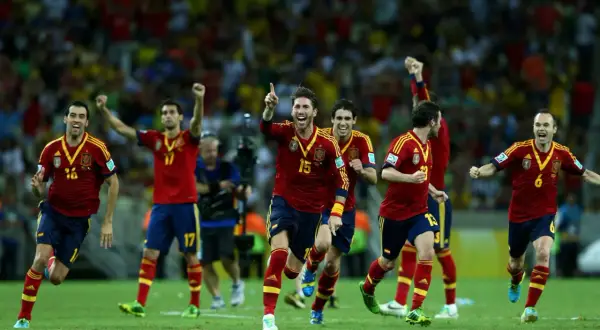 Jugadores de España celebran un gol contra Italia en la Eurocopa. ¡Victoria!