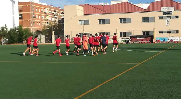Jugadores del Alboraya UD entrenan en campo de césped artificial.