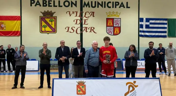Joven jugador de baloncesto recibe trofeo en el Pabellón Municipal de Íscar.