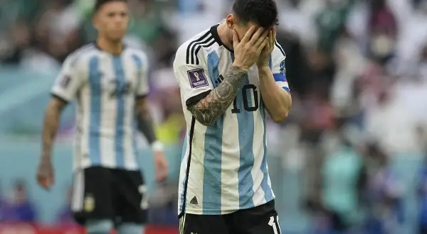 Messi de Argentina, con las manos en la cara, tras un partido en Qatar.