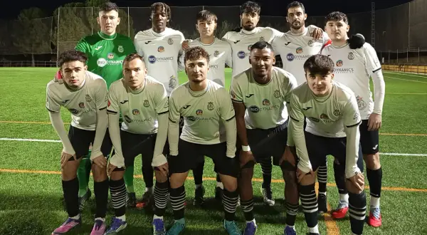 El equipo de fútbol atlético jareño posa en el campo.