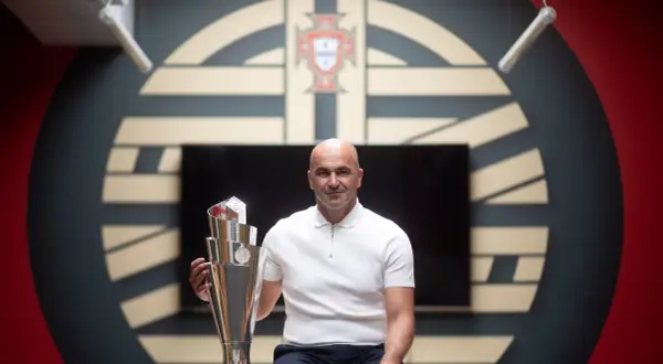 Roberto Martínez, seleccionador de Portugal, posa con el trofeo de la Liga de Naciones.