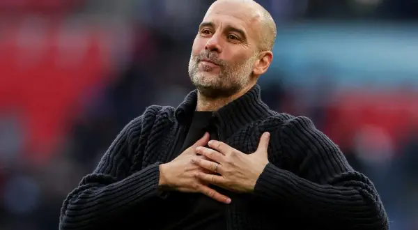 Pep Guardiola, con las manos en el pecho, muestra gratitud. Su edad no se refleja en su energía.