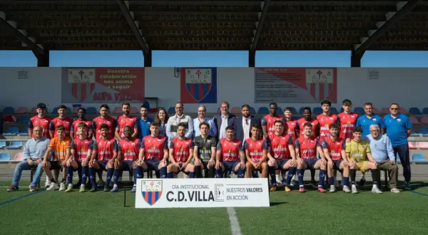 El equipo de fútbol C.D. Villa posa para una foto grupal en el campo.