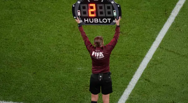 Árbitro muestra el tablero con el número 8, indicando un cambio o el tiempo de descanso en el futbol.