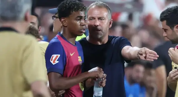 Entrenador habla con joven jugador del Barça. La tensión del partido contra el Inter se siente en el aire.