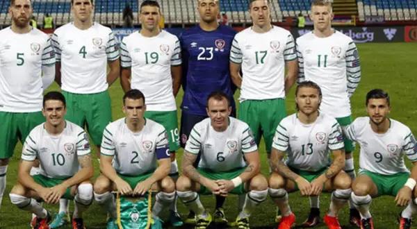 Equipo de fútbol de Irlanda posando para una foto. La selección de Irlanda luce sus uniformes blancos y verdes.