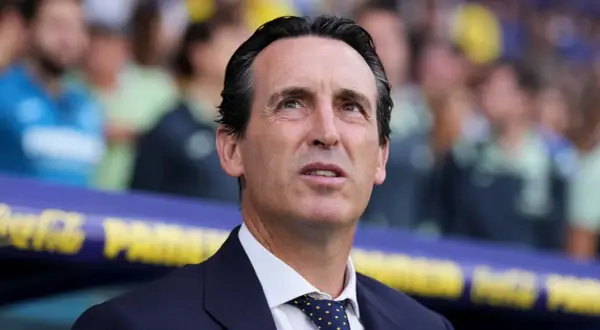 Unai Emery, entrenador del Villarreal, reflexiona en el banquillo. Sus fechas de ingreso al club marcan una era de éxitos.