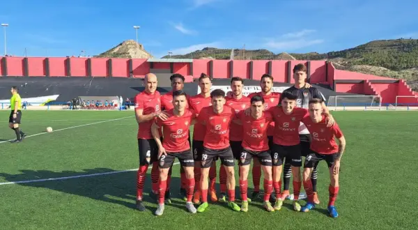 El equipo de Yepes CF posa en el campo de fútbol.