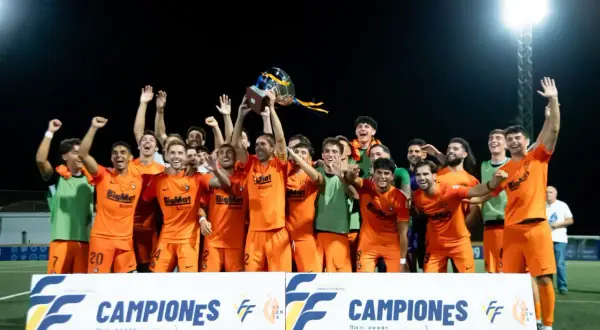 Equipo de fútbol celebra levantando la copa federación fútbol. ¡Campeones!