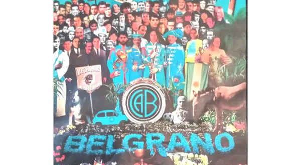 Grupo de personas con trajes de banda, un tambor con las iniciales AB, un cartel de "Los Piratas de Belgrano", un auto azul y un caballo.