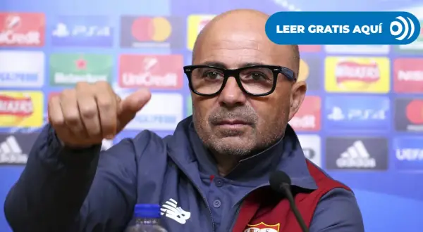 Juanma Lillo, con gafas y gesto serio, habla en rueda de prensa. Se rumorea sobre su sueldo.