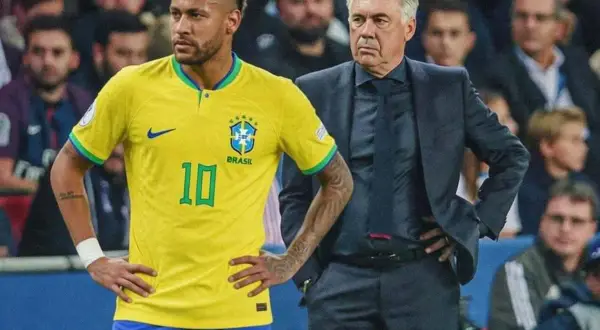 Neymar, con la camiseta de Brasil, y Carlo Ancelotti, observan el partido. La esperanza de la **copa** está en sus manos.