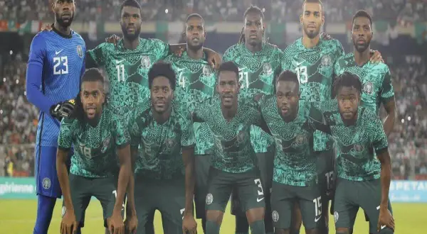 El equipo de **Nigeria FC** posa para una foto en el campo, luciendo sus uniformes verdes y blancos.
