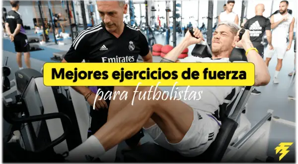 Un futbolista realiza ejercicios de fuerza en el gimnasio, parte de su rutina para mejorar su rendimiento en el campo.