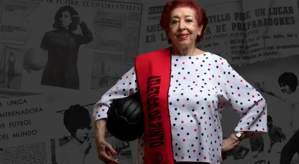 Amelia del Castillo, entrenadora de fútbol del Atlético de Pinto, posa con un balón.