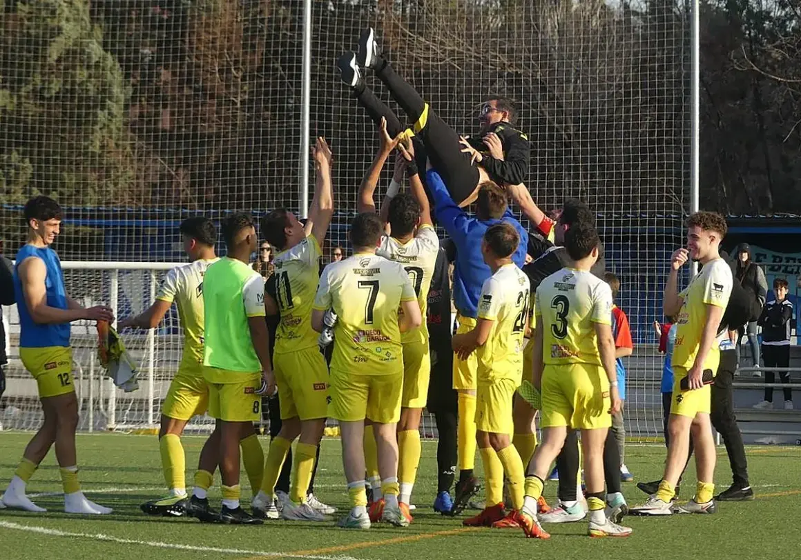Jugadores del CD Pantoja celebran levantando a su entrenador.
