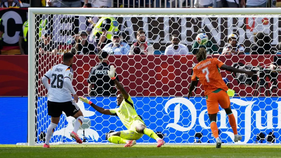 Portero se lanza para atajar un gol en partido de fútbol entre Alemania y Costa Rica.