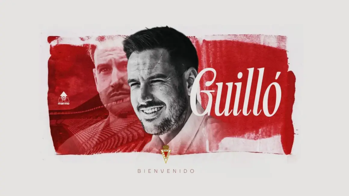Guilló, el nuevo entrenador del Murcia, sonríe con ilusión. El escudo del club y el estadio de fondo auguran éxitos.