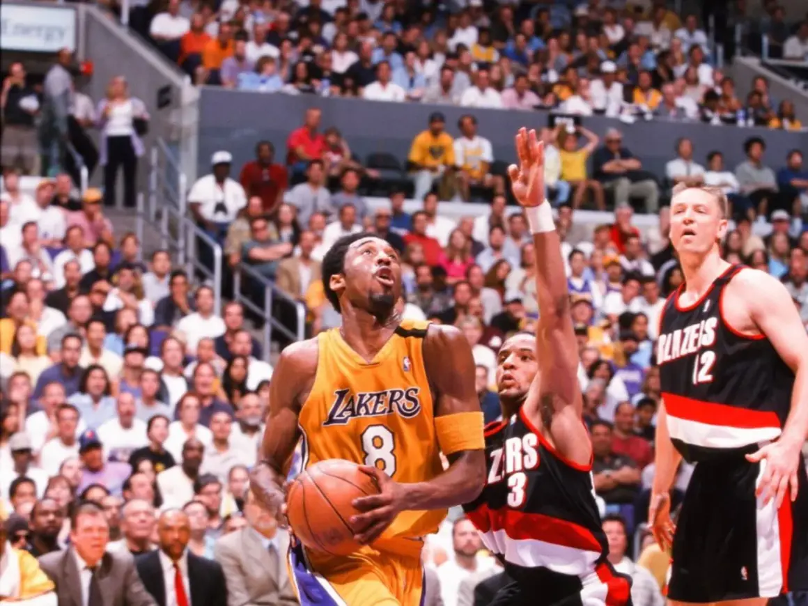 Kobe Bryant con el balón, en un emocionante crossover de baloncesto contra los Blazers.