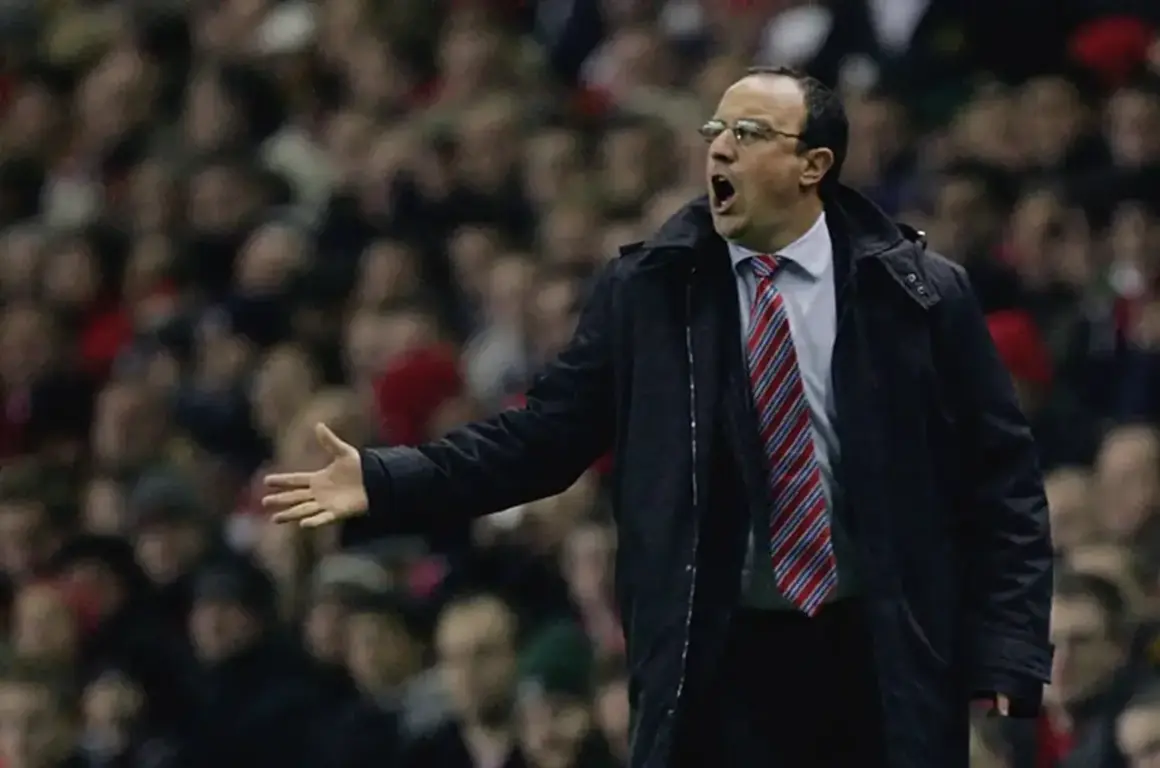 Rafa Benítez, entrenador del Liverpool, gesticula apasionadamente en el banquillo.