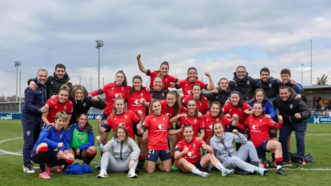Equipo de fútbol femenino celebra su clasificación. Jugadoras sonrientes y con puños en alto, junto a su cuerpo técnico.