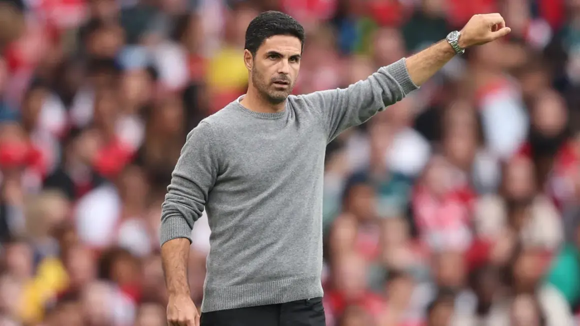 Mikel Arteta, entrenador de equipos, dirige con gesto enérgico.