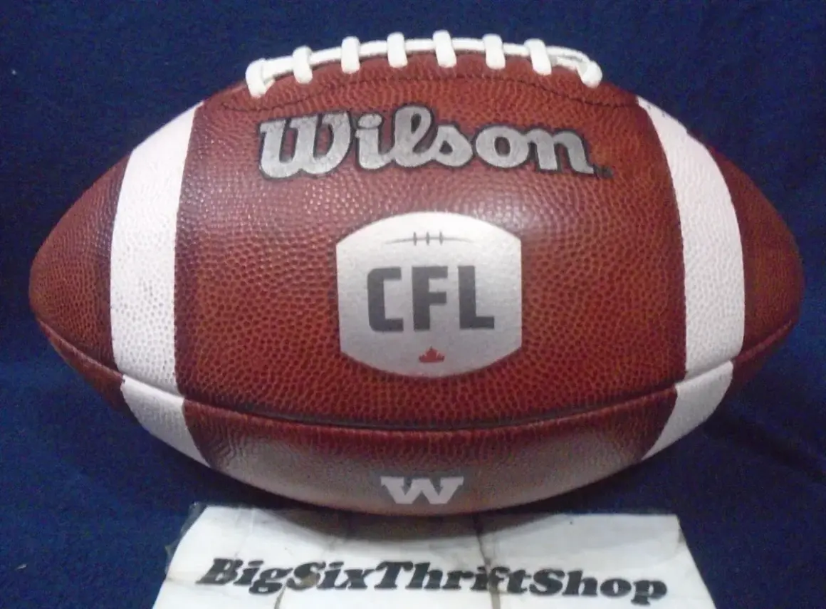 Balón de fútbol americano Wilson con el logo de la liga canadiense (CFL) y una hoja de arce.