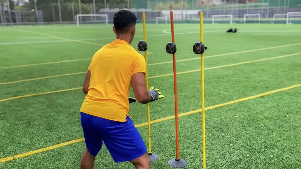 Portero entrenando para mejorar sus reflejos, reaccionando a luces en postes.