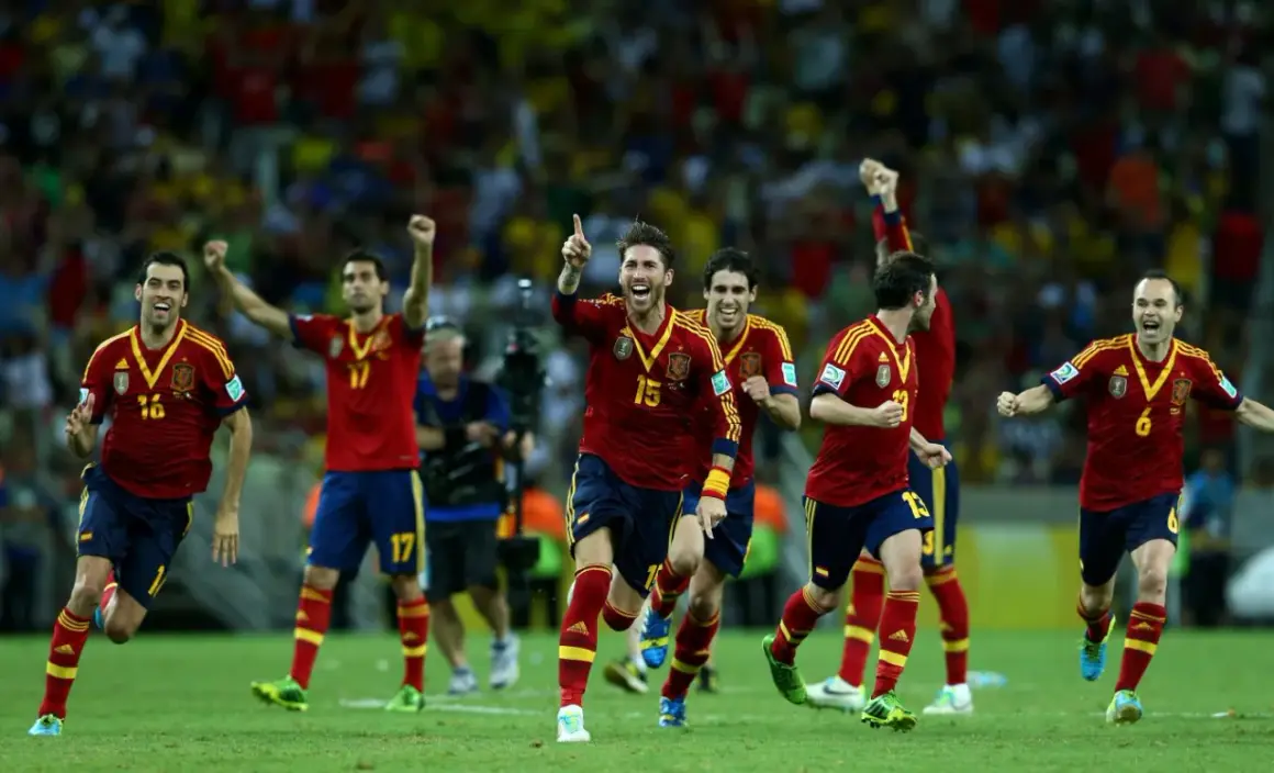 Jugadores de España celebran un gol contra Italia en la Eurocopa. ¡Victoria!