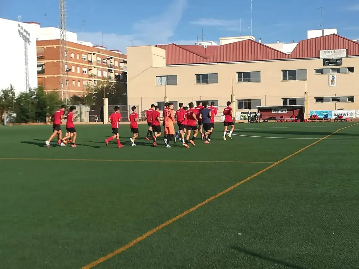 Jugadores del Alboraya UD entrenan en campo de césped artificial.