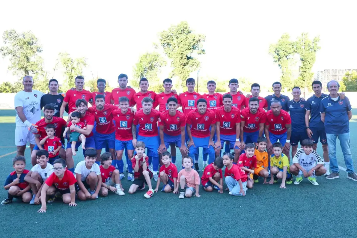 Equipo de fútbol posa para una foto grupal, con adultos y niños. Los **ffcm resultados preferente** son evidentes en la unidad del equipo.