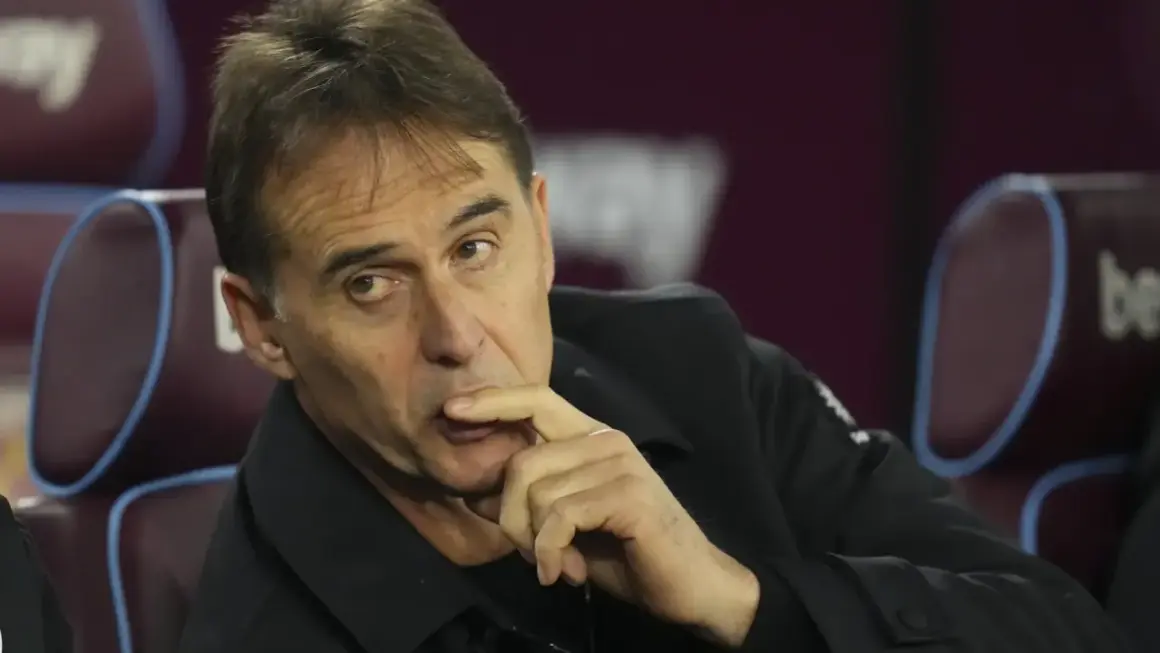 Entrenador de Qatar, con la mano en la barbilla, pensativo, sentado en un banco.