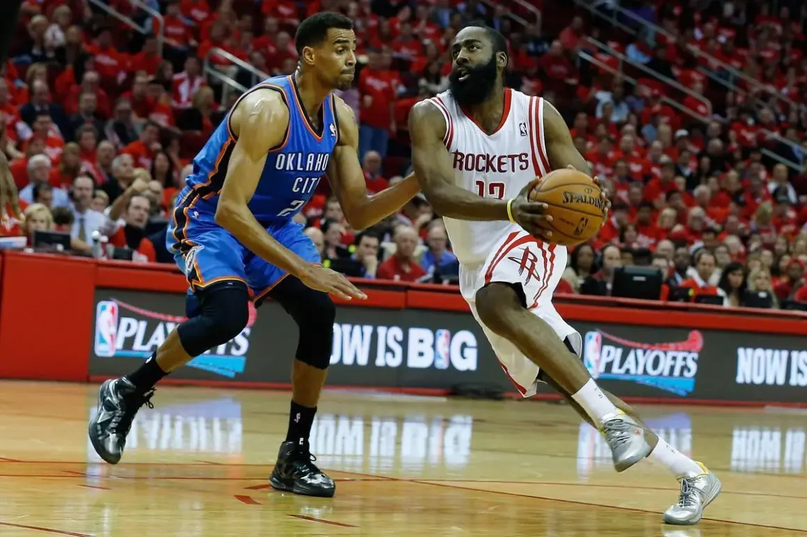 Jugadores de baloncesto en acción. James Harden con el balón, defendido por un jugador de Oklahoma City. Esto es que es el baloncesto.