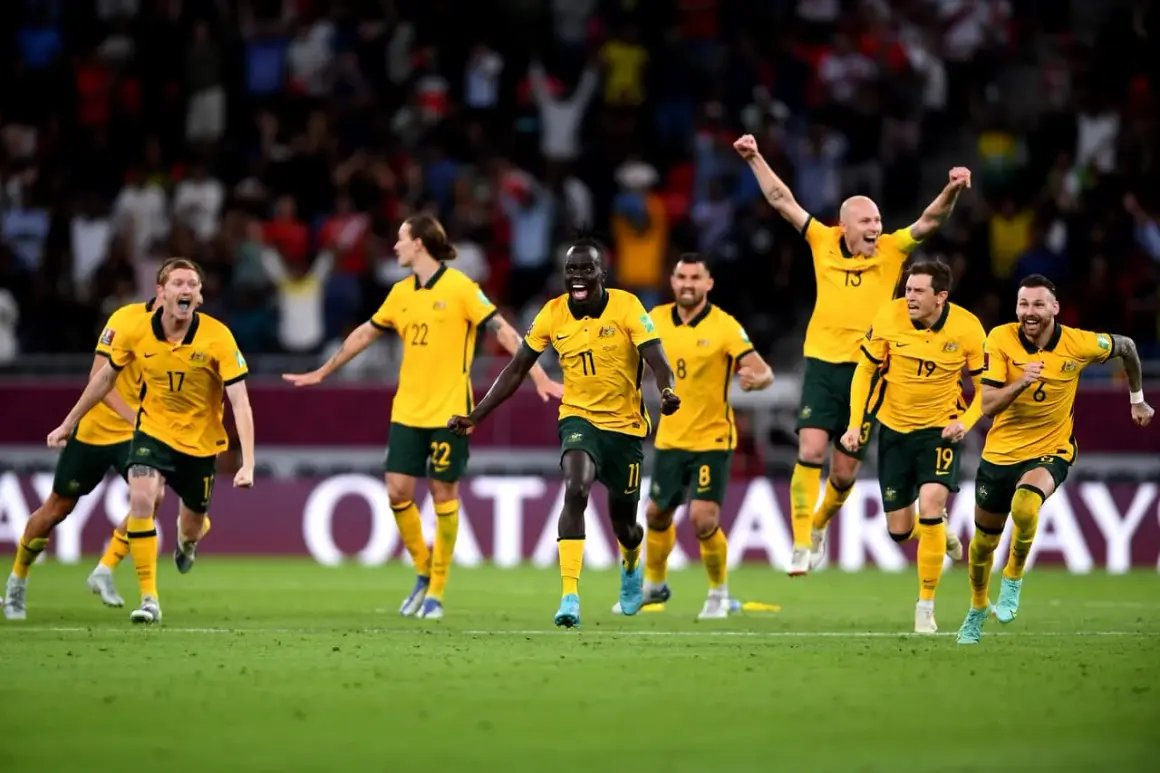 Jugadores de la Australia seleccion celebran con euforia en el campo de juego, con los brazos en alto y sonrisas de victoria.