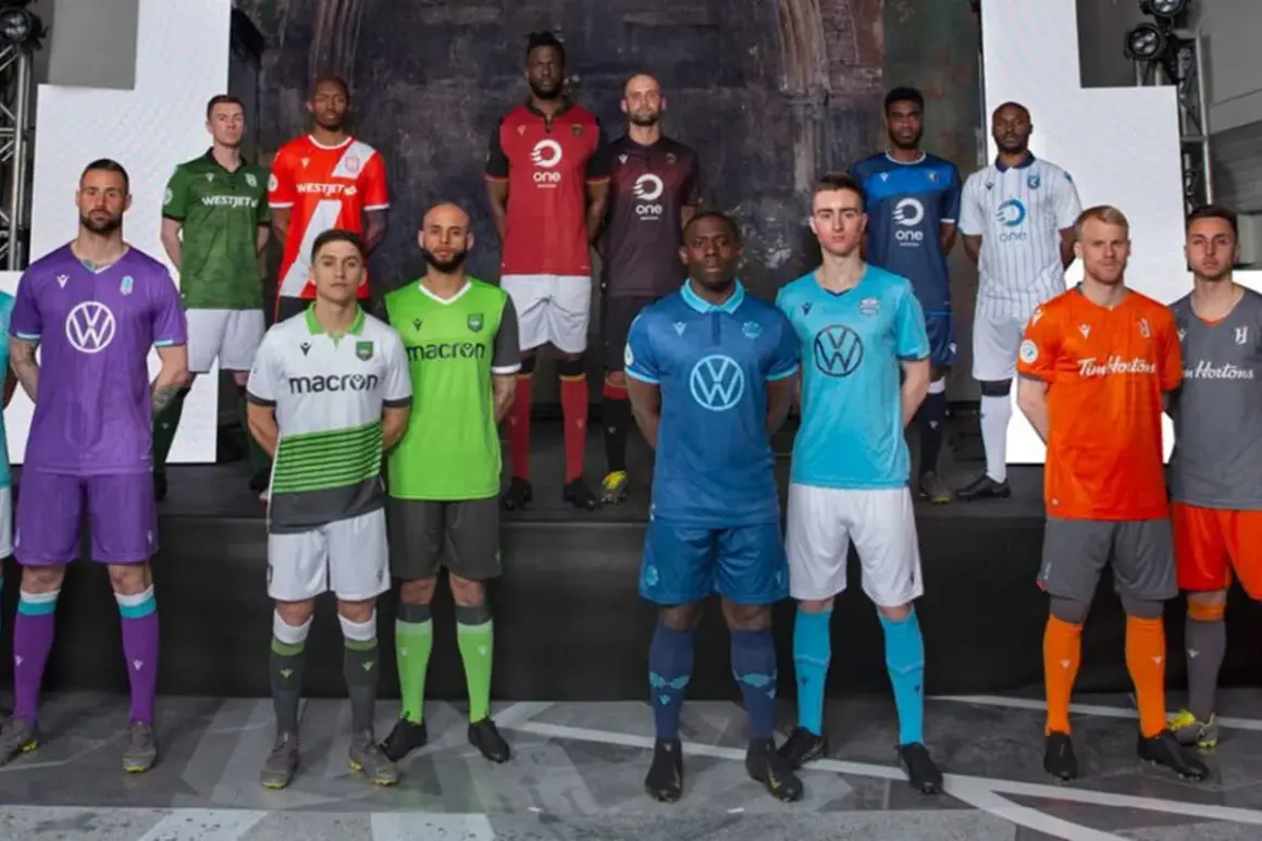 Jugadores de la liga de Canadá posan con sus nuevas equipaciones de fútbol, mostrando una variedad de colores y patrocinadores.