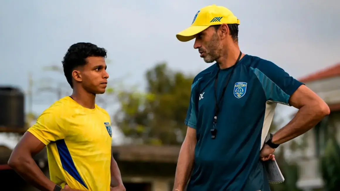 Entrenador habla con jugador joven en la liga india futbol.
