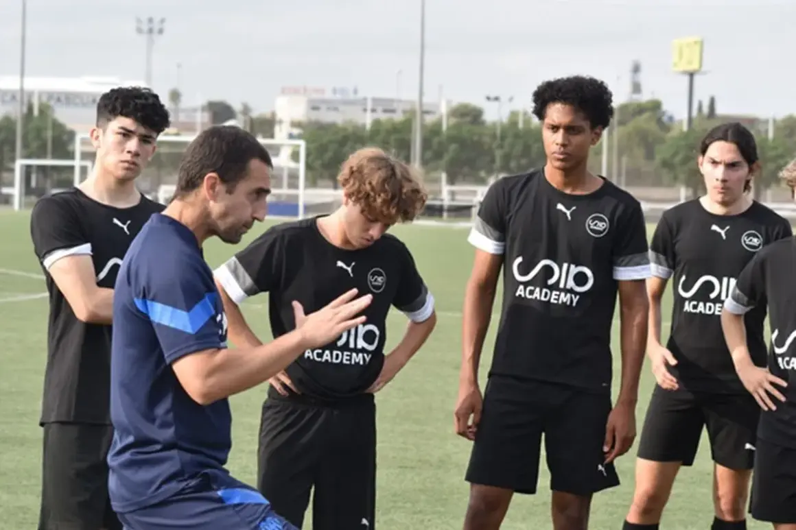 Entrenador explica a jóvenes futbolistas cómo trabajar la mente en el campo.