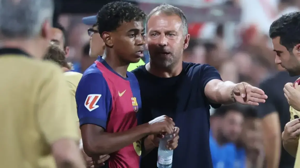 Entrenador habla con joven jugador del Barça. La tensión del partido contra el Inter se siente en el aire.