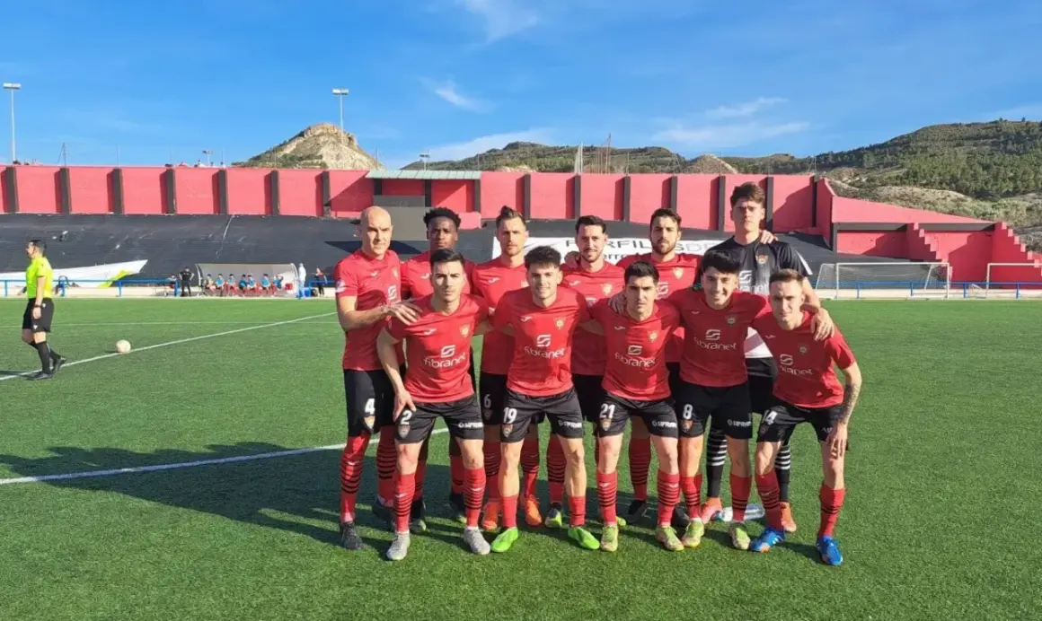 El equipo de Yepes CF posa en el campo de fútbol.