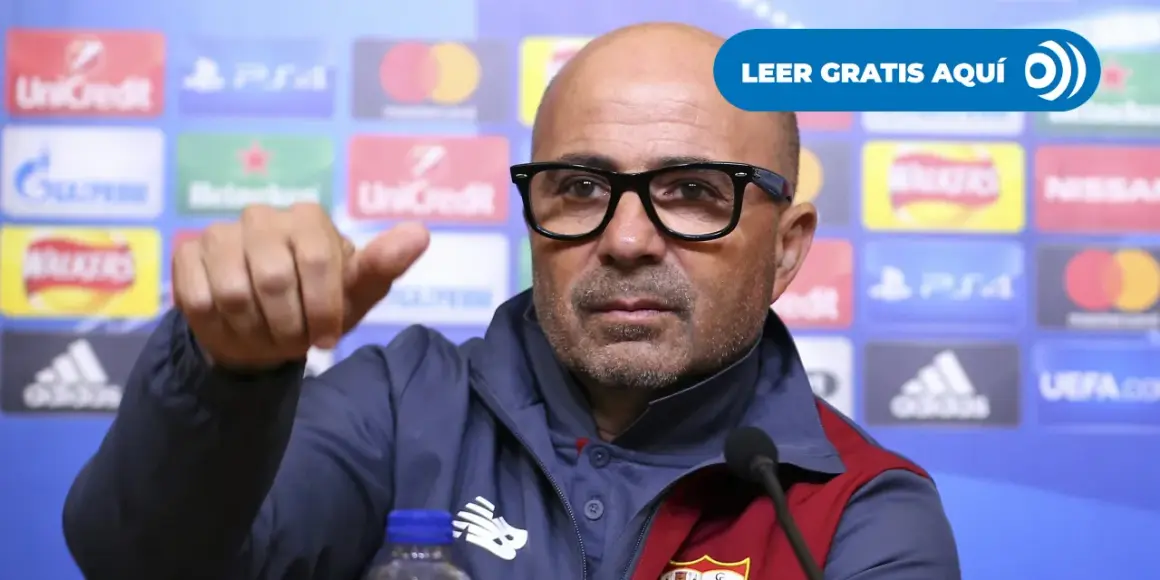 Juanma Lillo, con gafas y gesto serio, habla en rueda de prensa. Se rumorea sobre su sueldo.