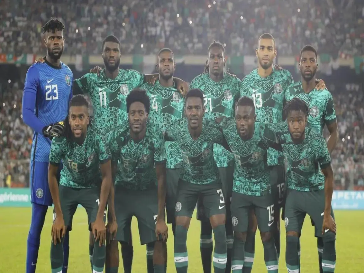 El equipo de **Nigeria FC** posa para una foto en el campo, luciendo sus uniformes verdes y blancos.