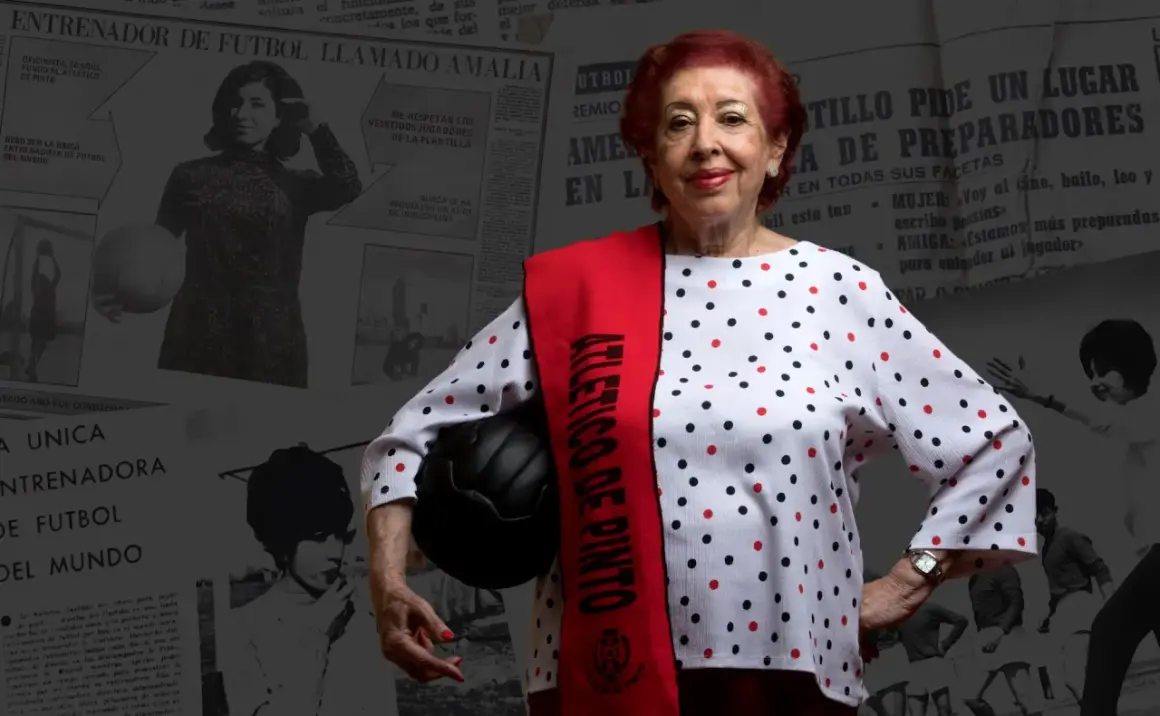 Amelia del Castillo, entrenadora de fútbol del Atlético de Pinto, posa con un balón.