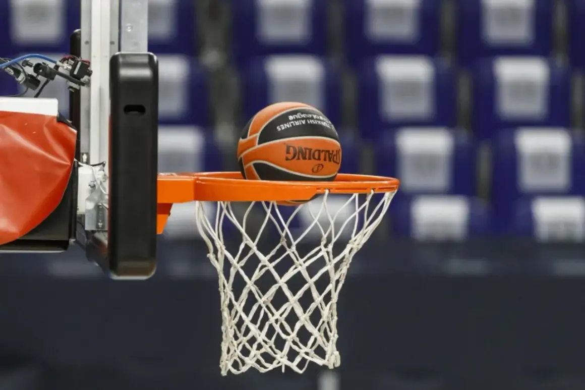 Balón de baloncesto a punto de entrar en la canasta. El juego tiene dos partes principales: ataque y defensa.