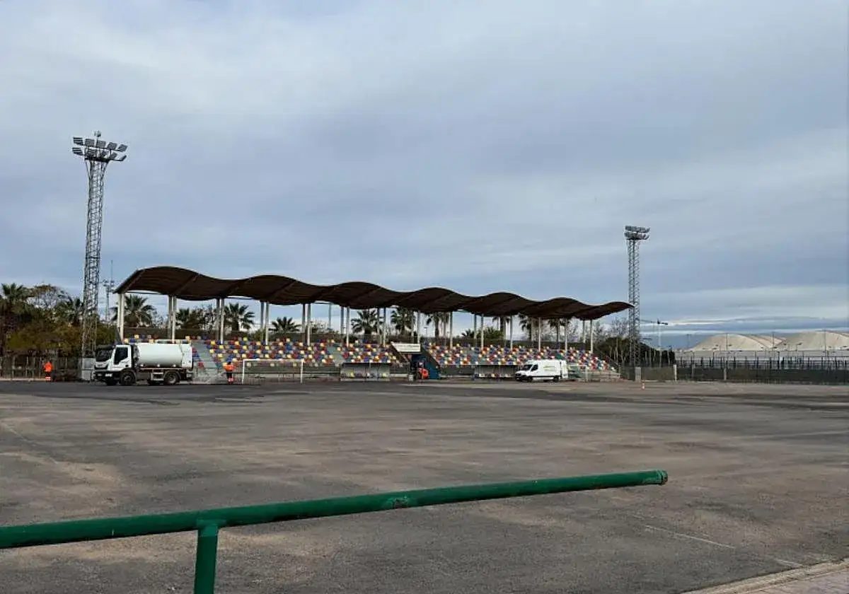 Estadio del Massanassa CF con gradas coloridas y camiones de mantenimiento.