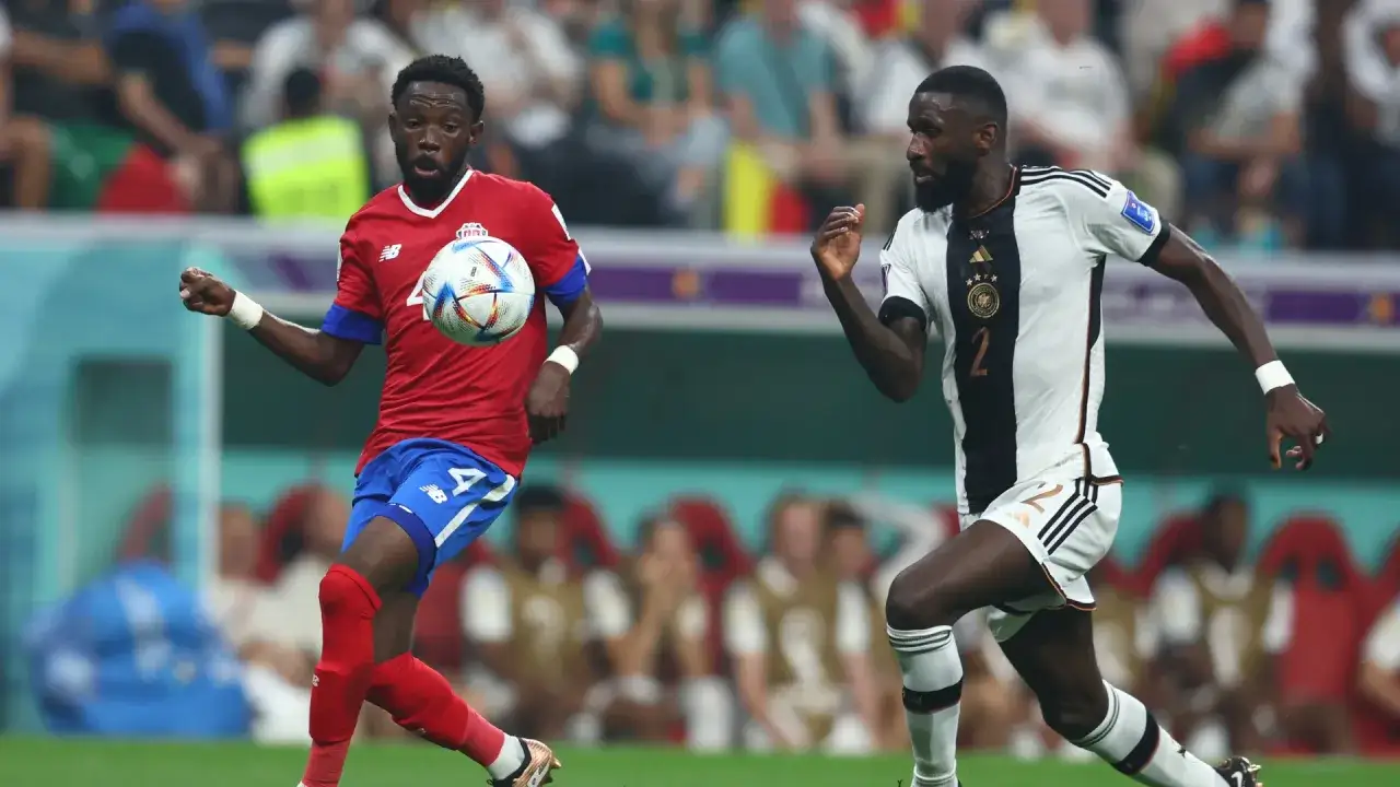 Jugadores de Alemania y Costa Rica compiten por el balón en un partido.