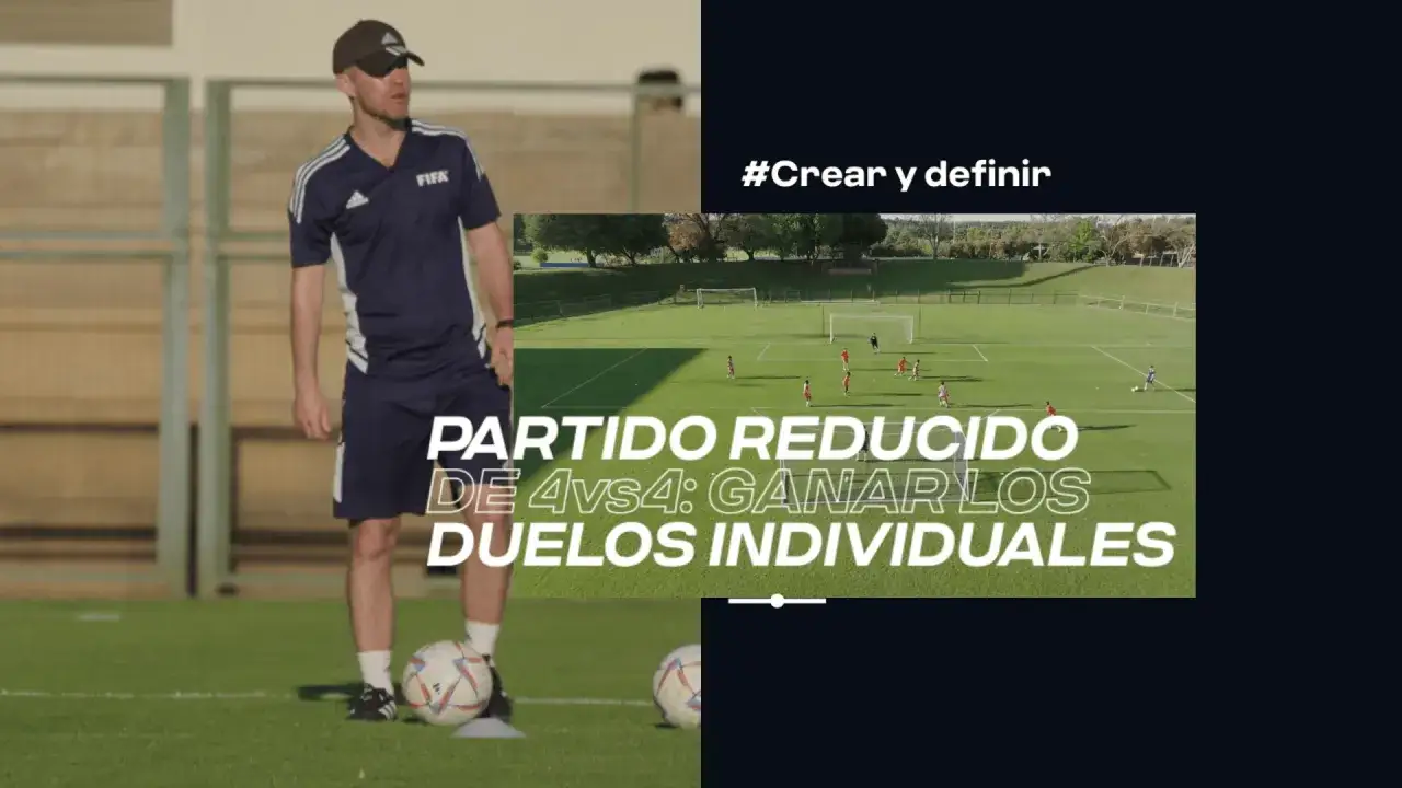 Entrenador observa partido reducido 4vs4, ideal para ejercicios de velocidad y duelos individuales en fútbol.